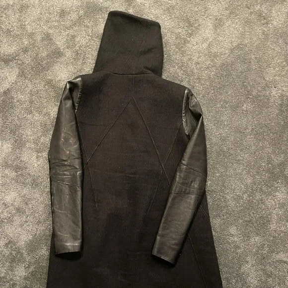 HELMUT LANG BLACK WILLOWED FELT LEATHER-SLEEVE COAT - Picture 4 of 9